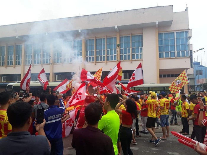 CĐV Hải Phòng đốt pháo sáng cổ vũ Nam Định trong ngày đá play-off tranh vé tham dự V.League 2019 - Ảnh 6.