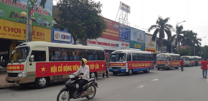 CĐV Hải Phòng đốt pháo sáng cổ vũ Nam Định trong ngày đá play-off tranh vé tham dự V.League 2019 - Ảnh 3.
