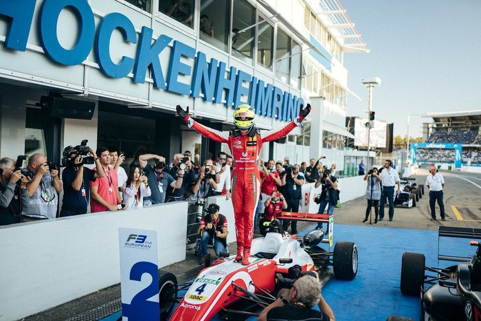 Con trai Michael Schumacher giành danh hiệu lớn đầu tiên, sẵn sàng nối gót người cha huyền thoại - Ảnh 1.