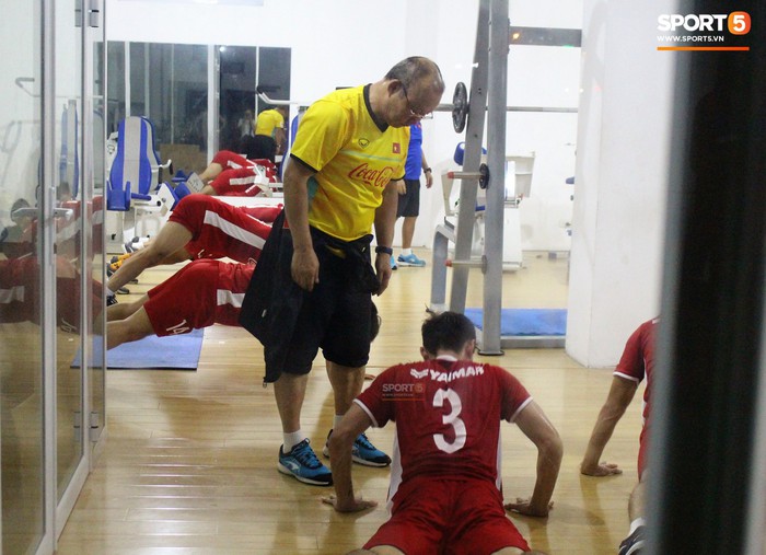 HLV Park Hang-seo nghiêm khắc với tuyển thủ Đội tuyển Việt Nam khi tập gym - Ảnh 6.
