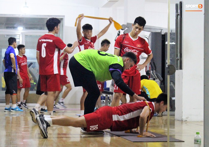 HLV Park Hang-seo nghiêm khắc với tuyển thủ Đội tuyển Việt Nam khi tập gym - Ảnh 9.