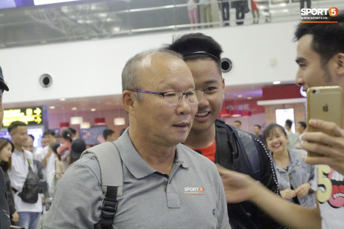 Thầy Park làm biểu cảm đáng yêu khi chụp ảnh cùng fan, Đức Chinh hóa nhiếp ảnh gia trong ngày đội tuyển Việt Nam lên đường tập huấn - Ảnh 1.