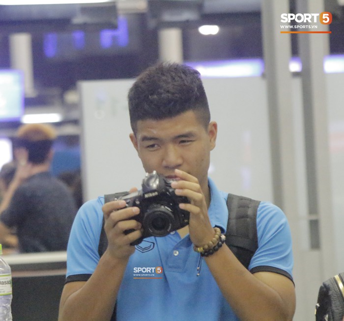 Thầy Park làm biểu cảm đáng yêu khi chụp ảnh cùng fan, Đức Chinh hóa nhiếp ảnh gia trong ngày đội tuyển Việt Nam lên đường tập huấn - Ảnh 4.