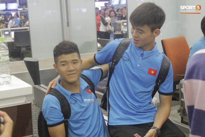 Thầy Park làm biểu cảm đáng yêu khi chụp ảnh cùng fan, Đức Chinh hóa nhiếp ảnh gia trong ngày đội tuyển Việt Nam lên đường tập huấn - Ảnh 9.