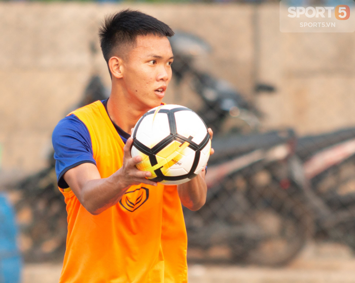 Mặt sân quá xấu, U19 Việt Nam đành ngậm ngùi tập ném bóng thay đá bóng - Ảnh 2.