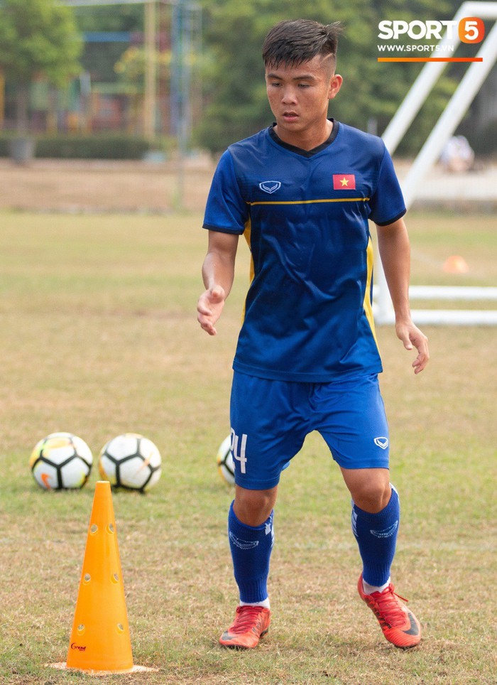 Mặt sân quá xấu, U19 Việt Nam đành ngậm ngùi tập ném bóng thay đá bóng - Ảnh 1.