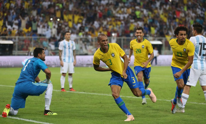 Đánh bại kẻ thù không đội trời chung, Neymar cùng đồng đội giành cúp Siêu kinh điển Nam Mỹ - Ảnh 1.