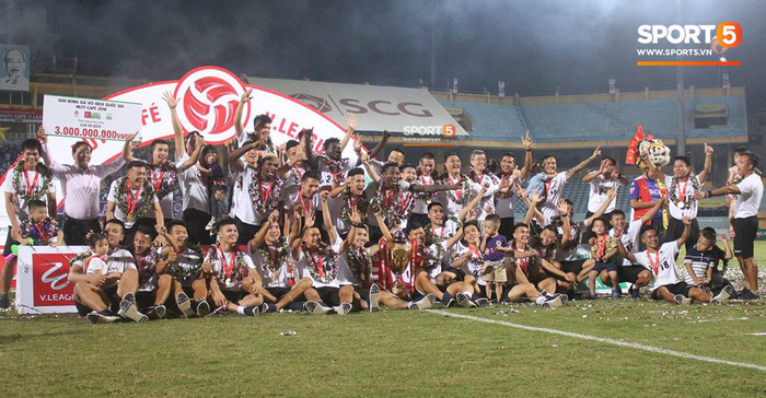 CLB Hà Nội ăn mừng đầy cảm xúc trong ngày nhận cúp vô địch V.League 2018 - Ảnh 1.