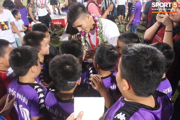 CLB Hà Nội ăn mừng đầy cảm xúc trong ngày nhận cúp vô địch V.League 2018 - Ảnh 12.