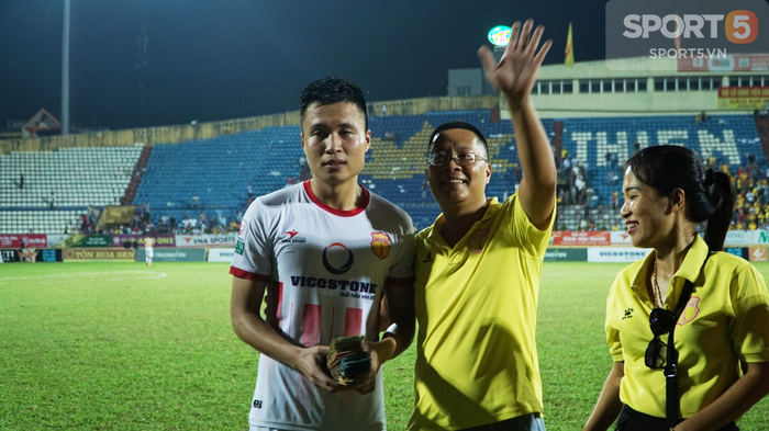 CĐV Nam Định quyên góp tiền dành tặng đội chủ nhà sau trận đấu cuối cùng trên sân nhà - Ảnh 1.