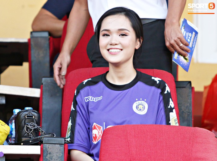Bạn gái Duy Mạnh tỏa sáng ngọt ngào trên khán đài trong ngày Hà Nội nhận cúp - Ảnh 2.