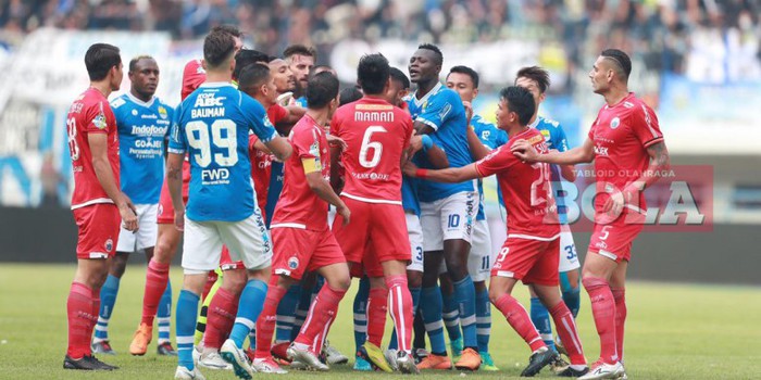 CLB Indonesia bị phạt nặng vì để fan giết cổ động viên đối thủ - Ảnh 1.