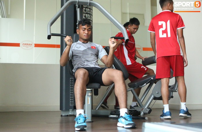 Phòng gym quá bé, U19 Việt Nam tập thả lỏng bên cạnh bể bơi - Ảnh 2.