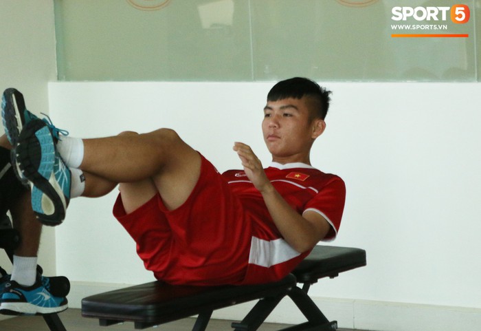 Phòng gym quá bé, U19 Việt Nam tập thả lỏng bên cạnh bể bơi - Ảnh 3.