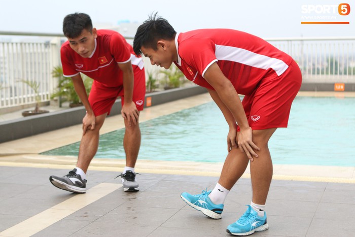 Phòng gym quá bé, U19 Việt Nam tập thả lỏng bên cạnh bể bơi - Ảnh 5.