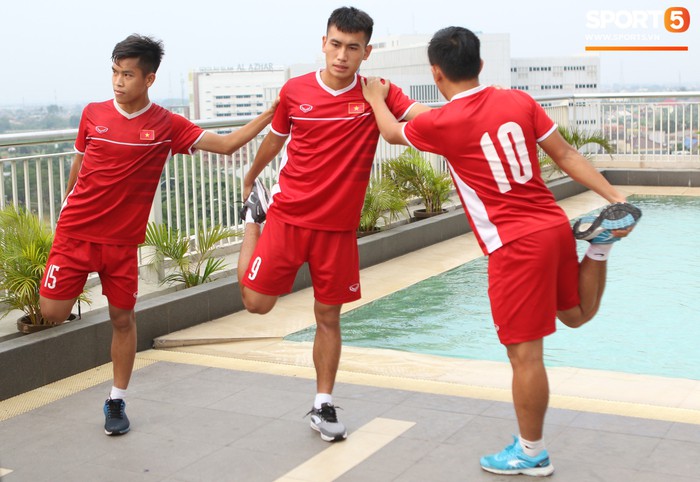 Phòng gym quá bé, U19 Việt Nam tập thả lỏng bên cạnh bể bơi - Ảnh 6.