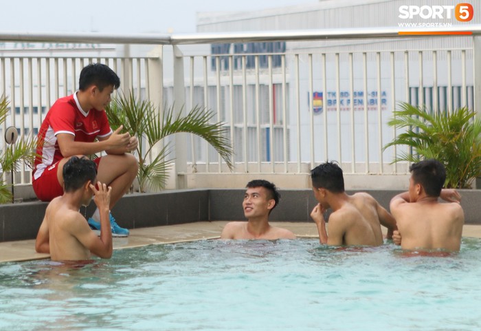 Phòng gym quá bé, U19 Việt Nam tập thả lỏng bên cạnh bể bơi - Ảnh 7.