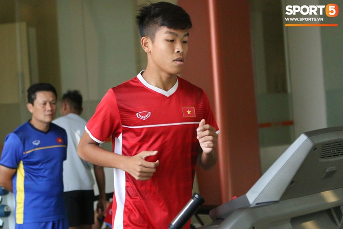 Phòng gym quá bé, U19 Việt Nam tập thả lỏng bên cạnh bể bơi - Ảnh 4.
