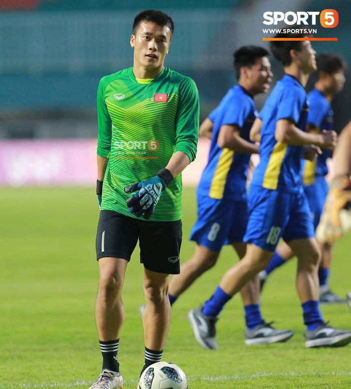Cựu thủ môn Trần Minh Quang: “Bùi Tiến Dũng cần phải học hỏi nhiều hơn để đáp lại kỳ vọng của HLV Park và người hâm mộ” - Ảnh 2.