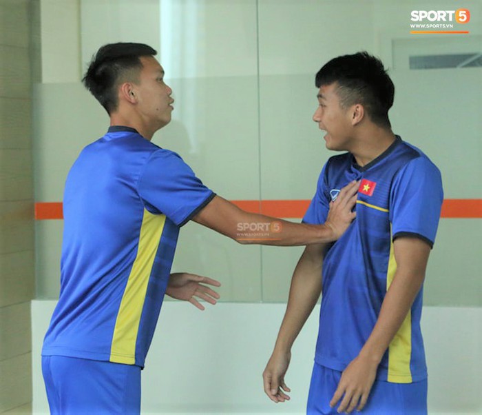 Sau trận thua U19 Australia, thầy trò U19 Việt Nam vui vẻ chơi với bóng hơi trong phòng gym  - Ảnh 4.