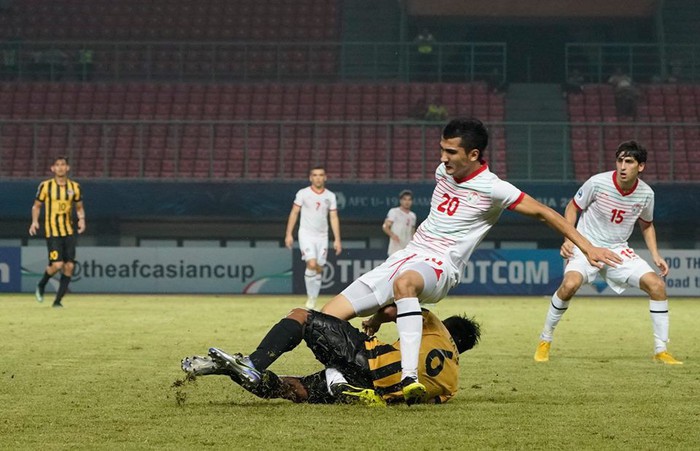 Pha xoạc bóng kinh hoàng của cầu thủ Malaysia khiến đồng nghiệp gãy chân ở giải U19 châu Á - Ảnh 2.