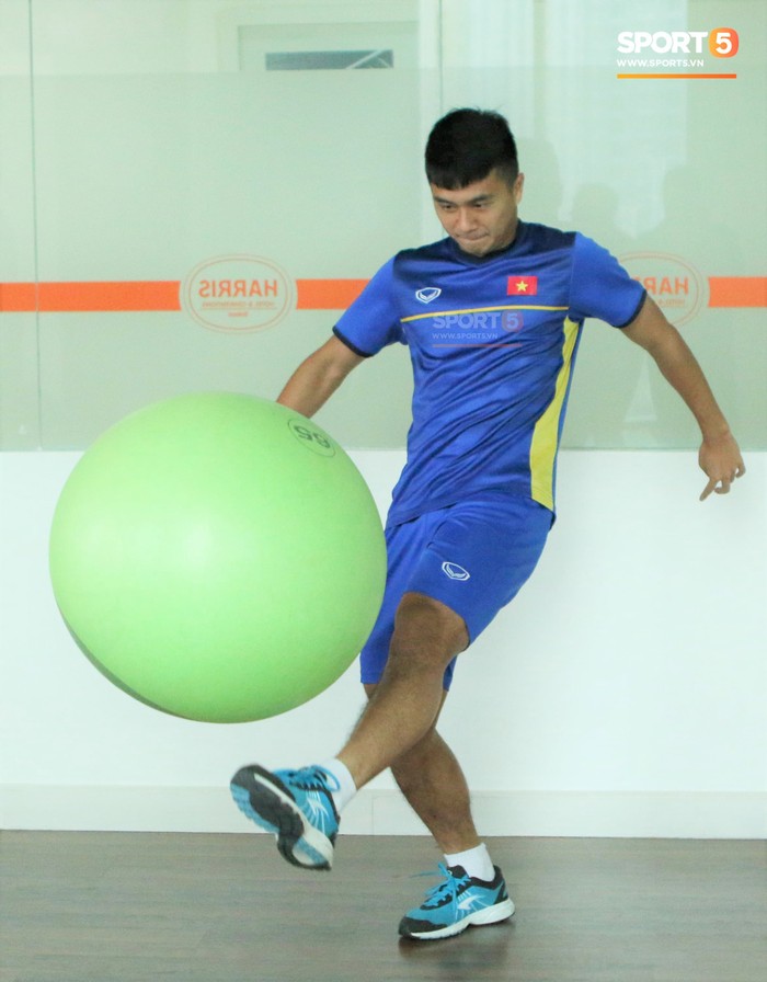 Không thể tập ở sân, thầy trò U19 Việt Nam vui vẻ chơi với bóng hơi trong phòng gym  - Ảnh 5.