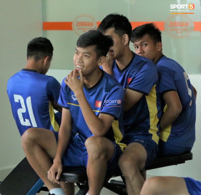 Không thể tập ở sân, thầy trò U19 Việt Nam vui vẻ chơi với bóng hơi trong phòng gym  - Ảnh 2.