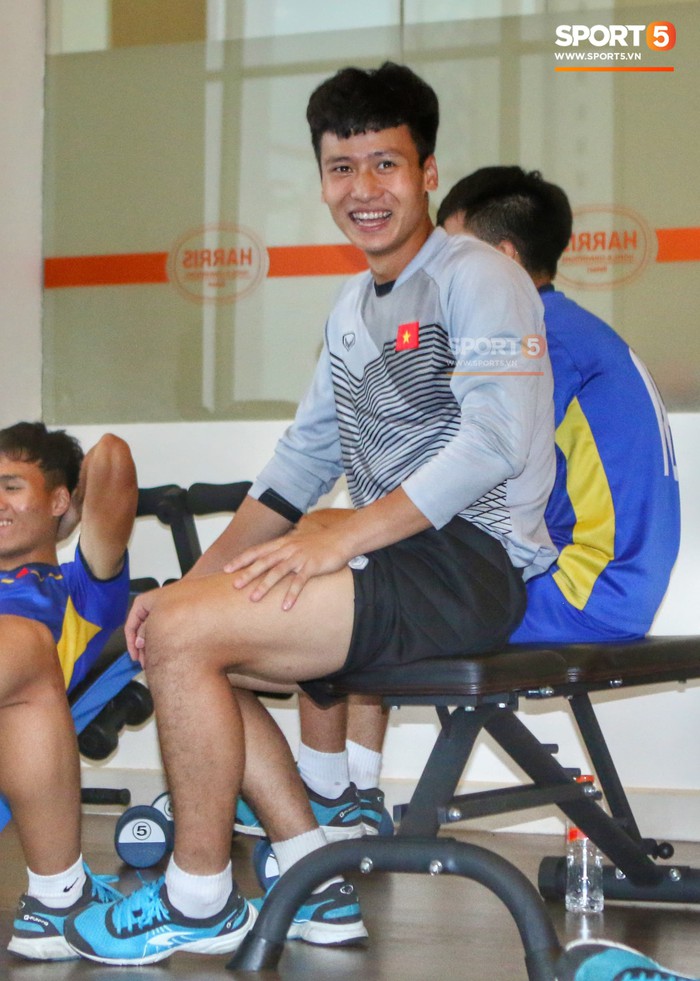 Sau trận thua U19 Australia, thầy trò U19 Việt Nam vui vẻ chơi với bóng hơi trong phòng gym  - Ảnh 7.