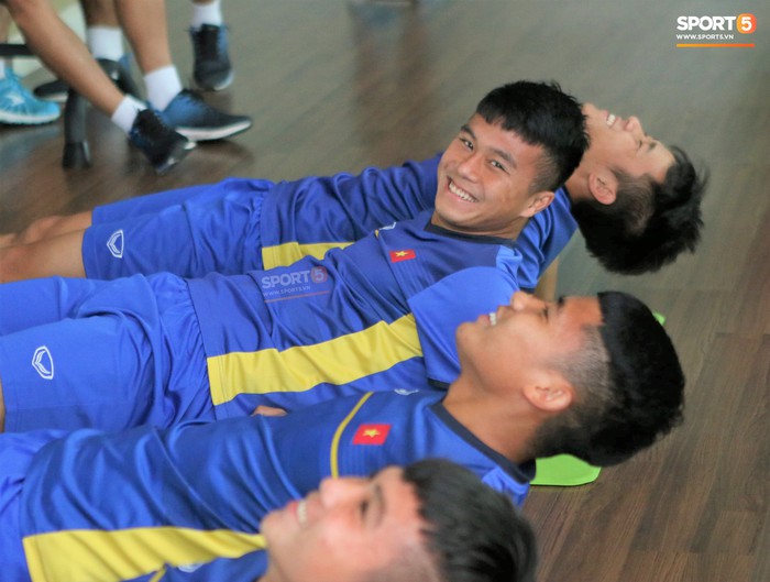 Sau trận thua U19 Australia, thầy trò U19 Việt Nam vui vẻ chơi với bóng hơi trong phòng gym  - Ảnh 8.