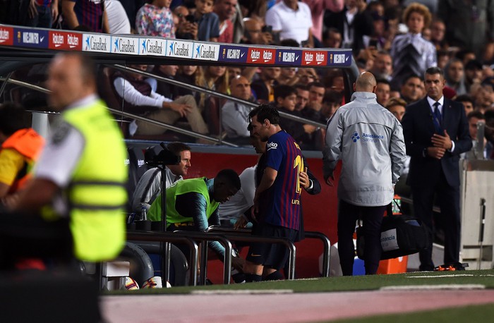 Messi băng bó, đi dạo phố với vợ đẹp sau khi bị gãy xương tay phải - Ảnh 2.
