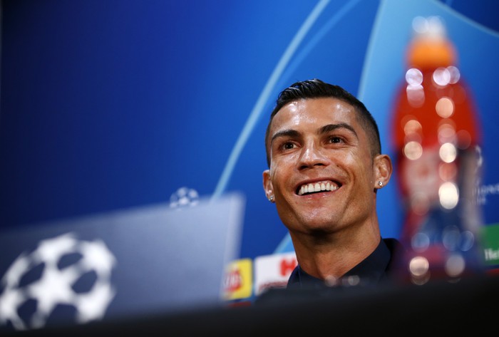Ronaldo khoe chiếc đồng hồ có giá hàng chục tỷ đồng ngày trở về MU - Ảnh 3.