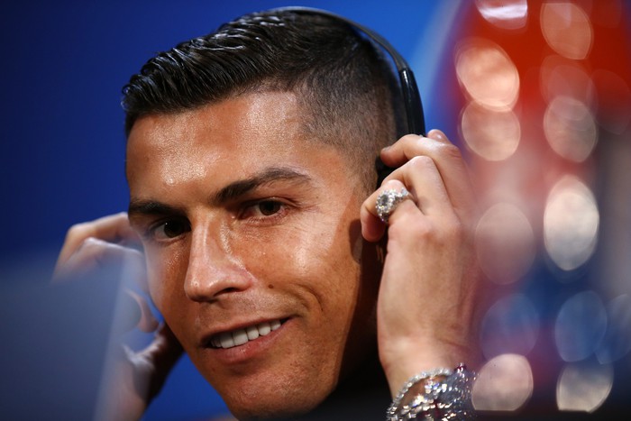 Ronaldo khoe chiếc đồng hồ có giá hàng chục tỷ đồng ngày trở về MU - Ảnh 2.