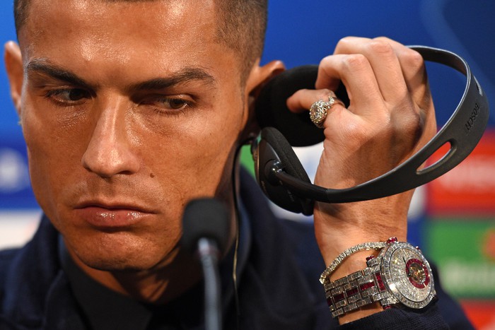 Ronaldo khoe chiếc đồng hồ có giá hàng chục tỷ đồng ngày trở về MU - Ảnh 1.