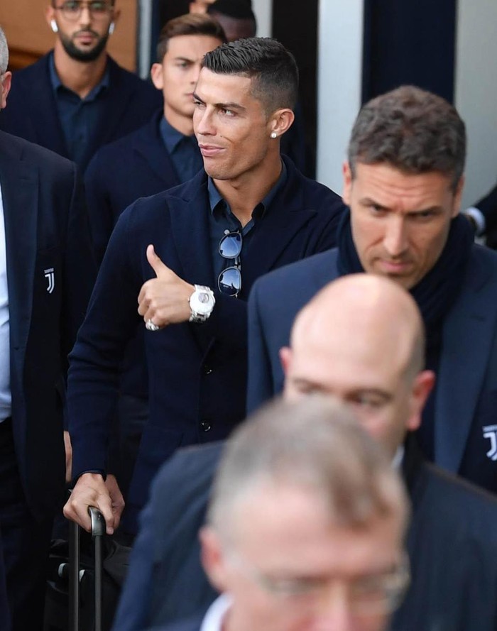 Ronaldo diện đồ lịch lãm chuẩn soái ca Italy trong ngày trở về mái nhà xưa MU - Ảnh 2.