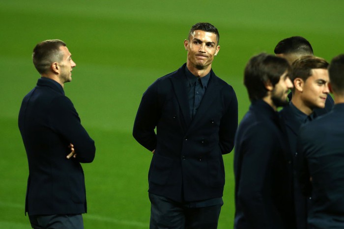 Ronaldo diện đồ lịch lãm chuẩn soái ca Italy trong ngày trở về mái nhà xưa MU - Ảnh 10.
