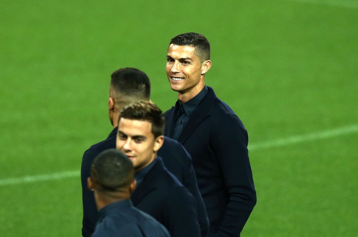 Ronaldo diện đồ lịch lãm chuẩn soái ca Italy trong ngày trở về mái nhà xưa MU - Ảnh 11.