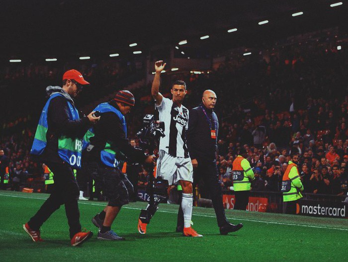 Ronaldo hành động đẹp đáp lại tình cảm của fan hâm mộ quá khích - Ảnh 6.