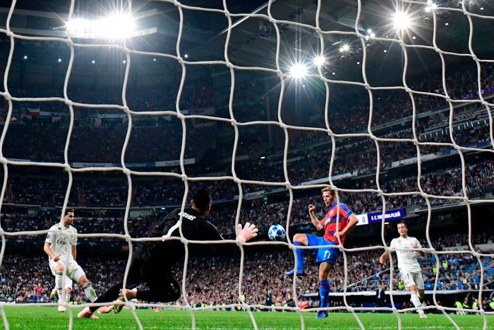 Benzema lập thành tích ghi bàn vượt Ronaldo, tạm cứu chiếc ghế của HLV Lopetegui - Ảnh 5.
