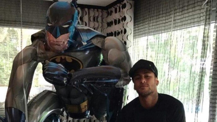 Nghiện Siêu anh hùng, Neymar tậu ngay hình xăm Batman lẫn Spider Man trên lưng - Ảnh 3.