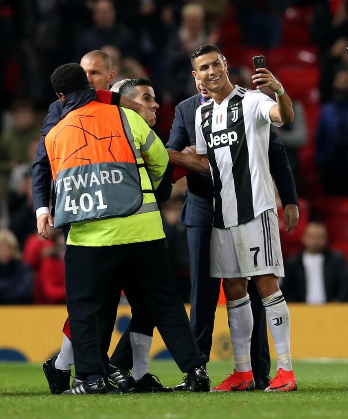 Ronaldo hành động đẹp đáp lại tình cảm của fan hâm mộ quá khích - Ảnh 4.