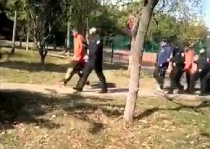 Chấn động: Cầu thủ trẻ Trung Quốc đánh hội đồng trọng tài, bị cảnh sát bắt ngay tại sân bóng - Ảnh 2.