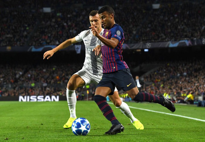 Messi tươi rói trên khán đài trong ngày Barca nối dài niềm vui chiến thắng - Ảnh 2.