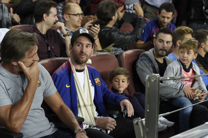 Messi tươi rói trên khán đài trong ngày Barca nối dài niềm vui chiến thắng - Ảnh 1.
