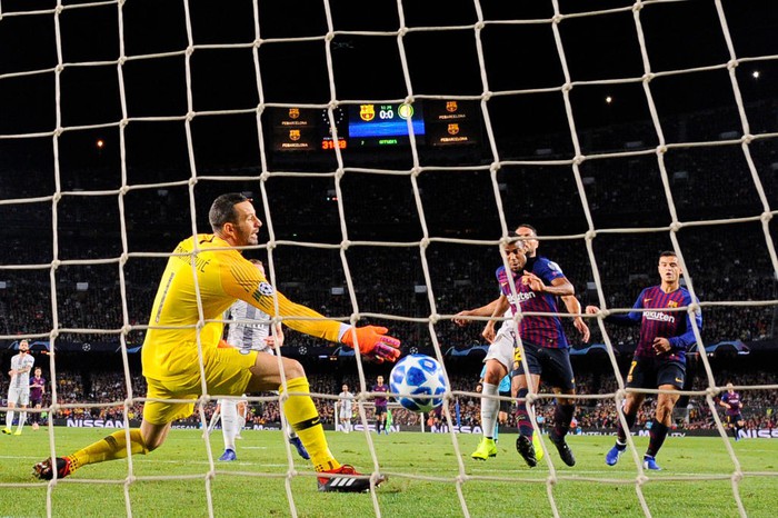 Messi tươi rói trên khán đài trong ngày Barca nối dài niềm vui chiến thắng - Ảnh 3.