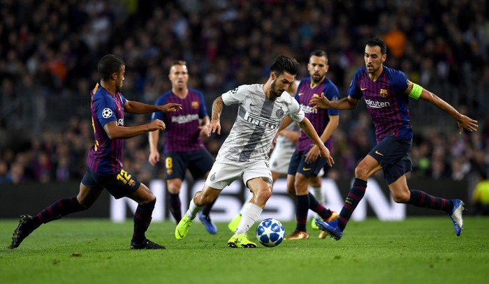 Messi tươi rói trên khán đài trong ngày Barca nối dài niềm vui chiến thắng - Ảnh 5.
