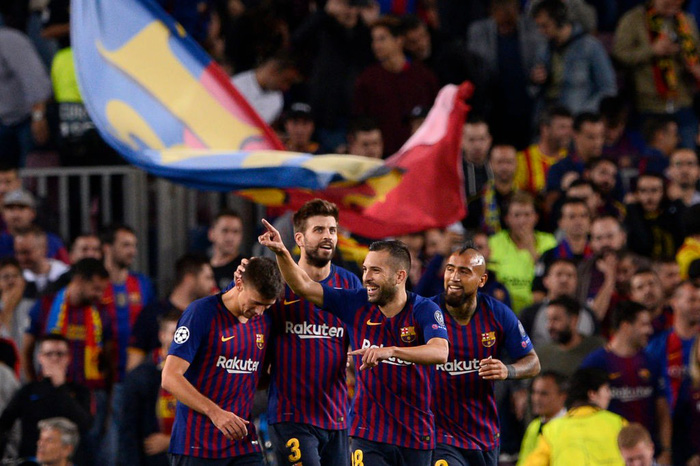 Messi tươi rói trên khán đài trong ngày Barca nối dài niềm vui chiến thắng - Ảnh 8.