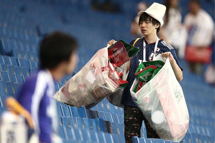 ĐT Việt Nam dọn rác sau trận thắng FC Seoul, ký ức Nhật Bản tại World Cup 2018 lại ùa về - Ảnh 4.