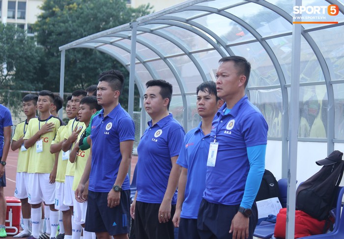 Huyền thoại AFF Cup Dương Hồng Sơn nắn gân trọng tài để bảo vệ học trò trong trận đấu quyết định giành quyền thăng hạng - Ảnh 1.