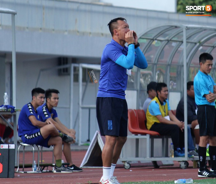 Huyền thoại AFF Cup Dương Hồng Sơn nắn gân trọng tài để bảo vệ học trò trong trận đấu quyết định giành quyền thăng hạng - Ảnh 2.