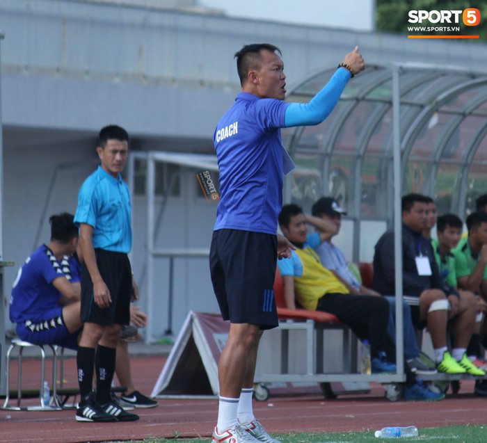 Huyền thoại AFF Cup Dương Hồng Sơn nắn gân trọng tài để bảo vệ học trò trong trận đấu quyết định giành quyền thăng hạng - Ảnh 3.